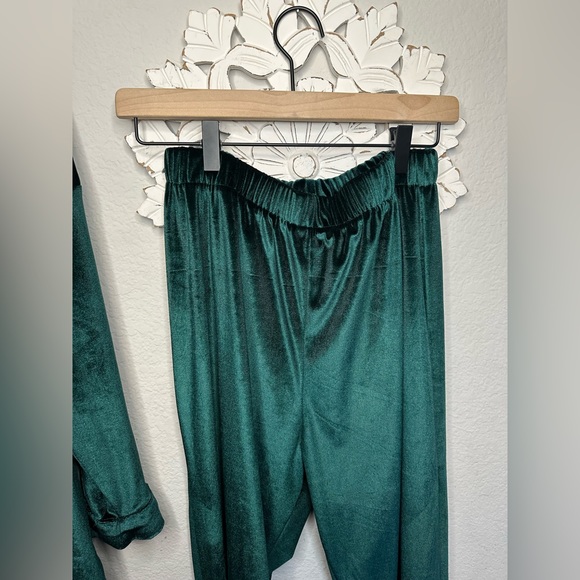 Soft & stretchy emrald green velvet wide leg pant & button up set size Medium✨ - Picture 2 of 12